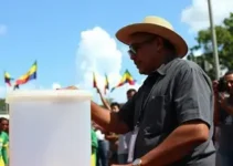 Davi Alcolumbre vota em Macapá e celebra democracia